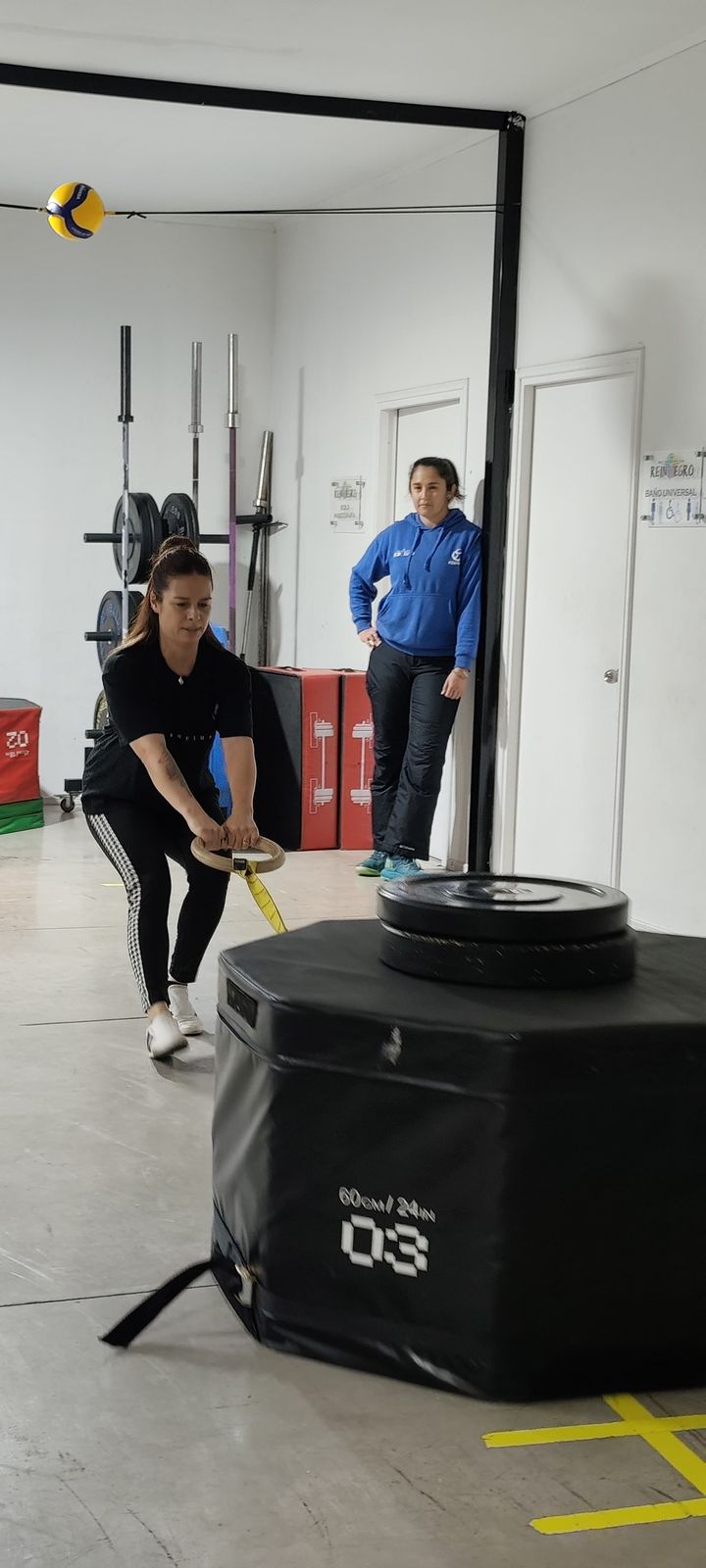 Coach acompañando un entrenamiento en el box de Reintegro, Pueblito Peñuelas